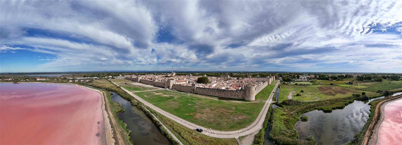 Vue aérienne panoramique des remparts d'Aigues-Mortes