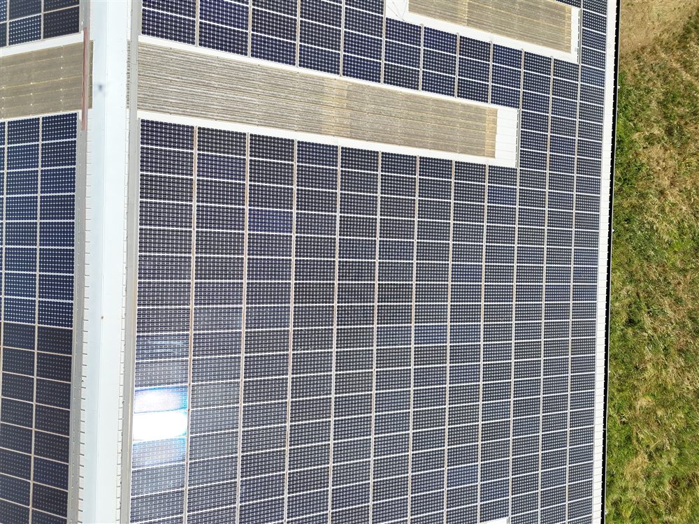 Toiture avec panneaux solaires, vue normale